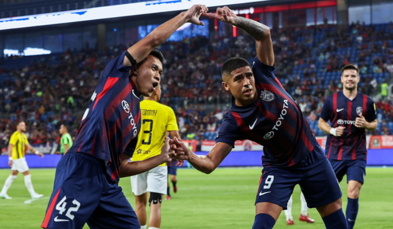 Pemaian JDT, Bergson Gustavo Silvera Da Silva (tengah) bersama Arif Aiman Mohd Hanapi (kiri), meraikan gol ketika menentang Brunei DPMM FC, dalam saingan Liga Super di Stadium Sultan Ibrahim / BERNAMA